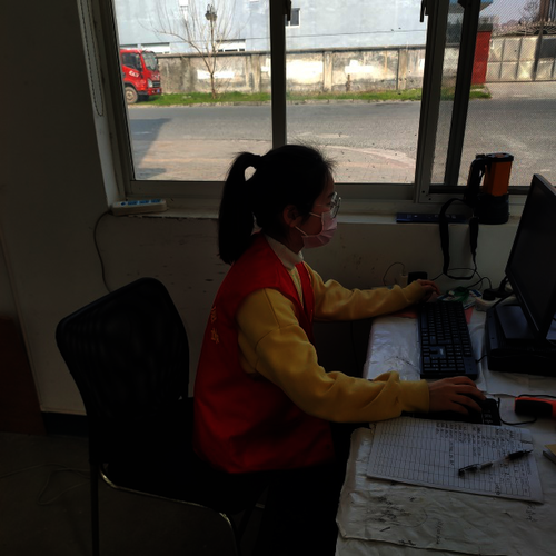 沈孟佳同志在疫情期间志愿防疫，为社区监控来往车辆并做好外来人员的登记