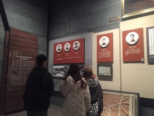 参观革命烈士纪念馆