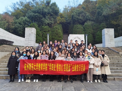 学生党员合影留念