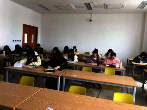 本科生第四党支部召开党员民主评议大会2