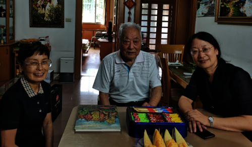 走访慰问92岁的潘兴中老师