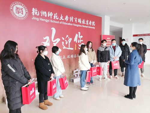 沈书记与学生交流(1)