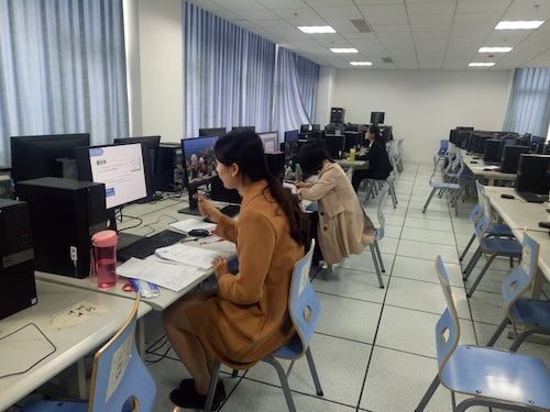 图为选手们在准备室准备