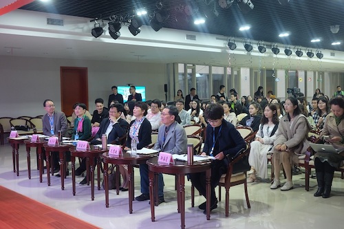 图为评委老师认真听讲