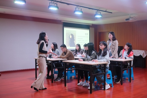 图为尤奕同学生动讲解