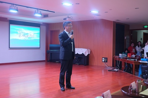 图为沈忠华老师总结发言