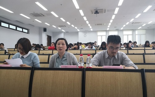 图为评委老师进行点评