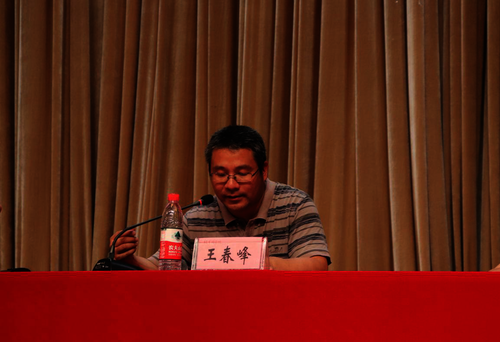 图为王老师发言