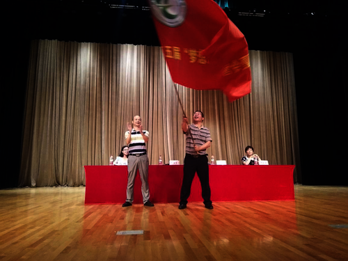 图为授旗仪式现场