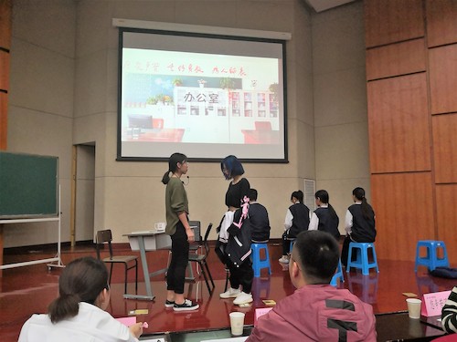 图为同学们在表演情景剧