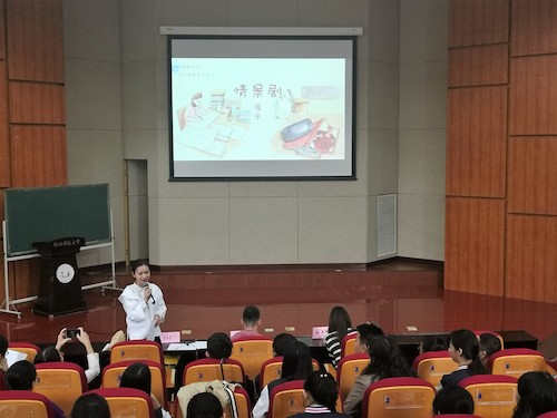 图为李泽清老师点评