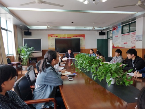 图为郑院长听取实习工作情况 图为郑院长听取实习工作情况