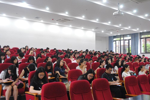 图为同学们聆听讲座.JPG