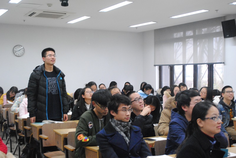 图为学生抢答学生手册有关知识点.JPG