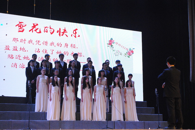 图为理科151班合唱表演.JPG